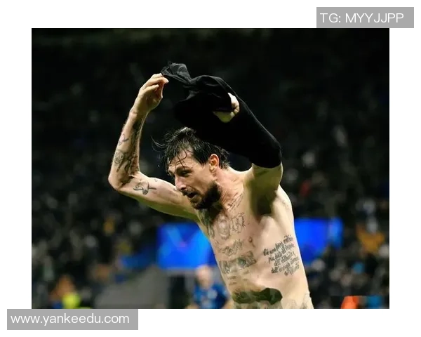 足球明星因脱衣庆祝被罚黄牌引发争议球迷热议比赛规则与运动员行为规范